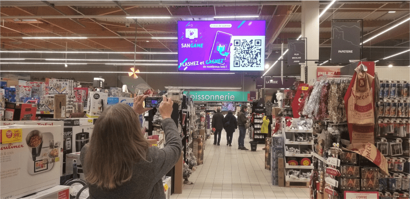 Gagnez des cadeaux en scannant les écrans en magasin